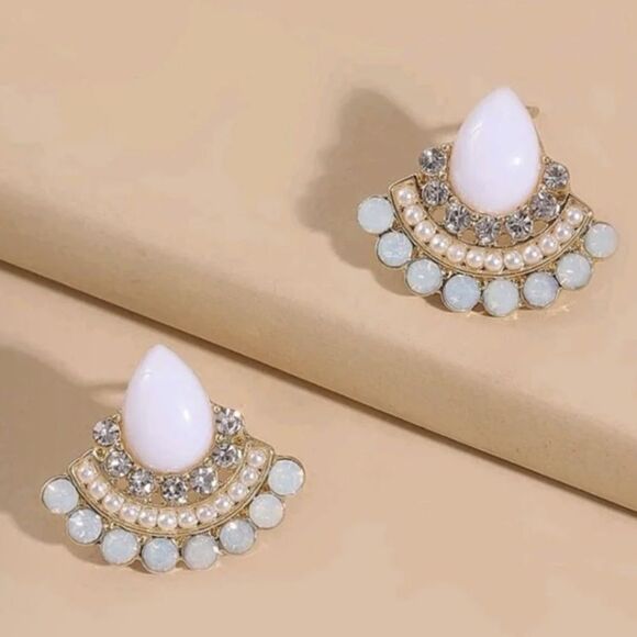 White Teardrop Earrings A1085 - Picture 1 of 3